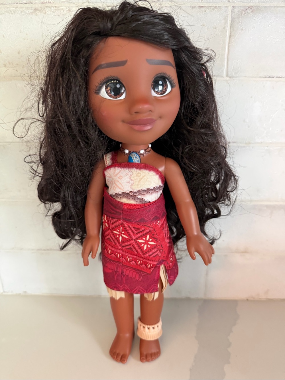 Disney Moana sings! Doll in Red Patterned Outfit with Dark Brown Hair like new